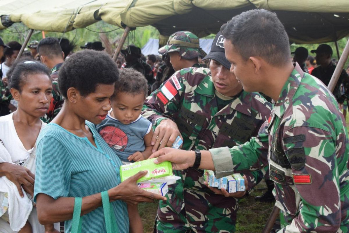 Yonif 122/TS bagi susu mineral anak-anak di Kampung Banda Keerom