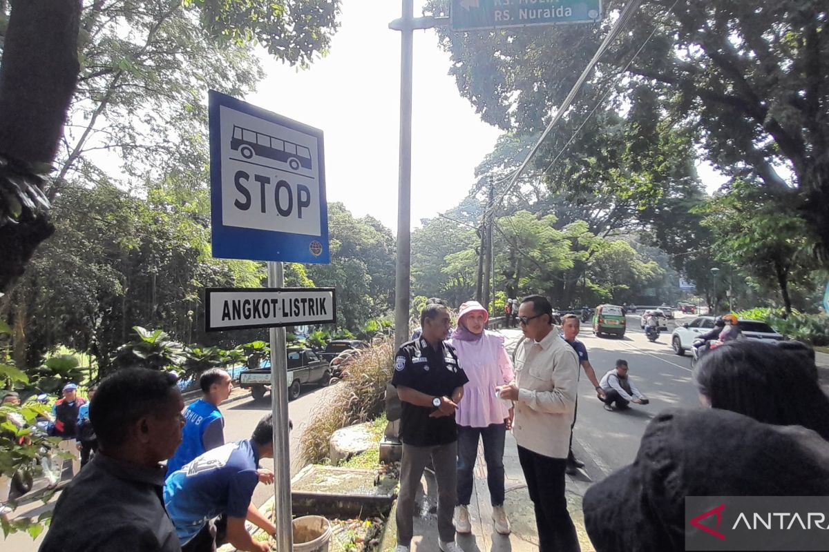 Pemkot Bogor pasang rambu pemberhentian angkot listrik jelang uji coba