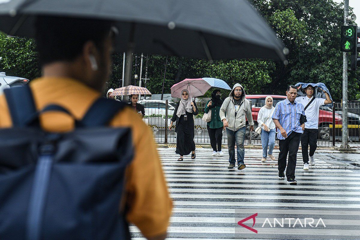 Minggu, sebagian Jakarta diguyur hujan pada sore dan malam hari