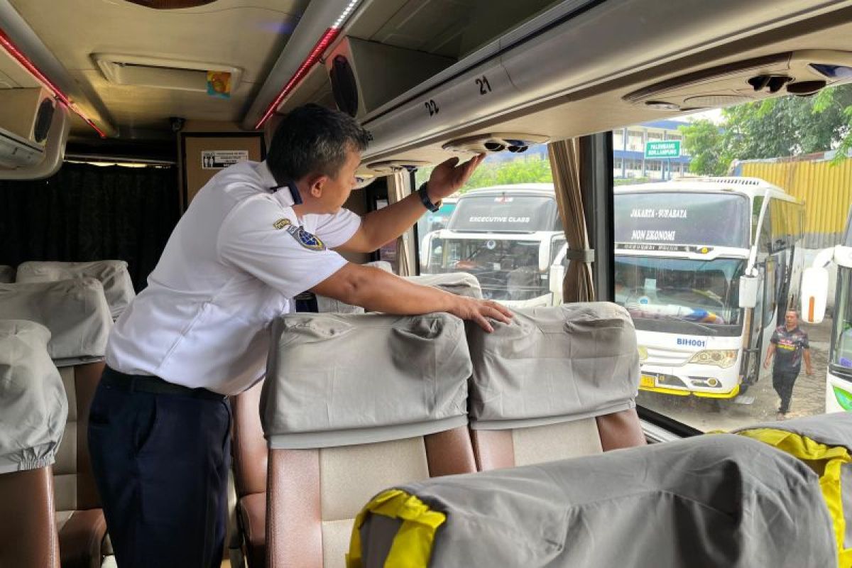 Perum Damri memastikan armada bersih demi kenyamanan penumpang saat mudik