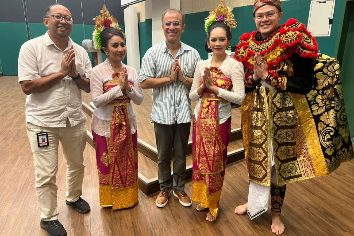 KBRI perkenalkan tari Bali kepada murid SMA di Singapura