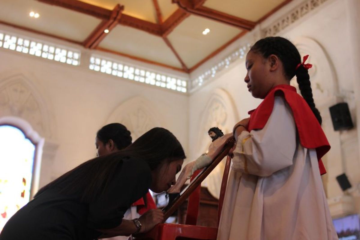 Lebih dari 9.000 umat peringati kematian Yesus di Katedral Denpasar