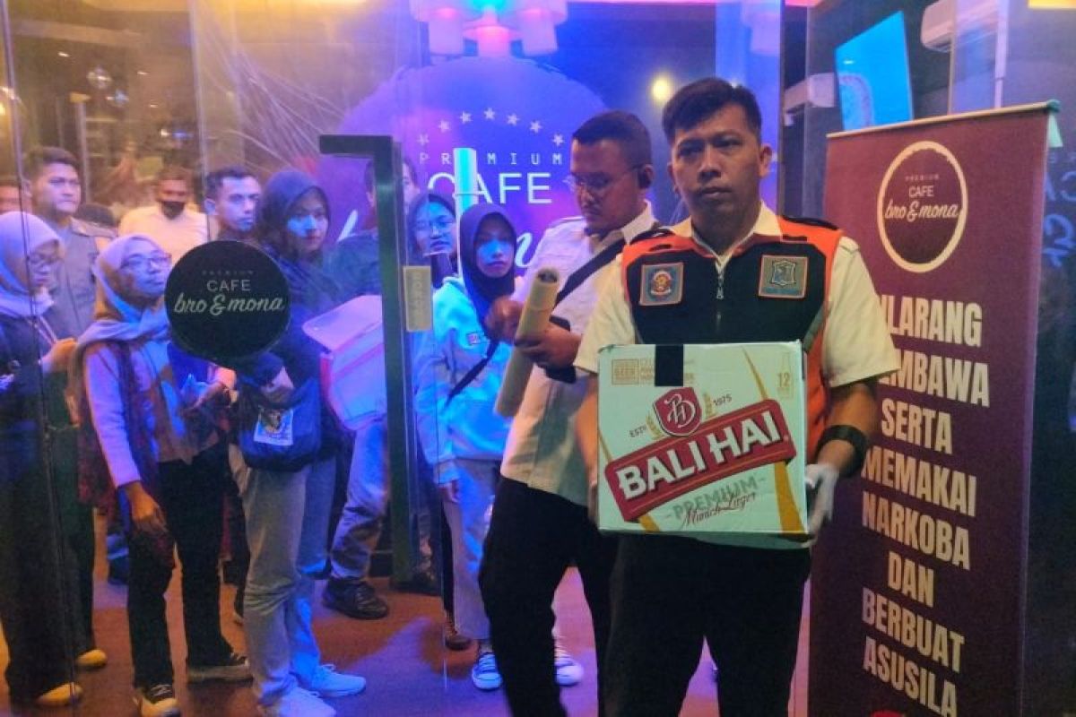 Pekan ketiga Ramadhan, Satpol PP Surabaya sita puluhan botol mihol