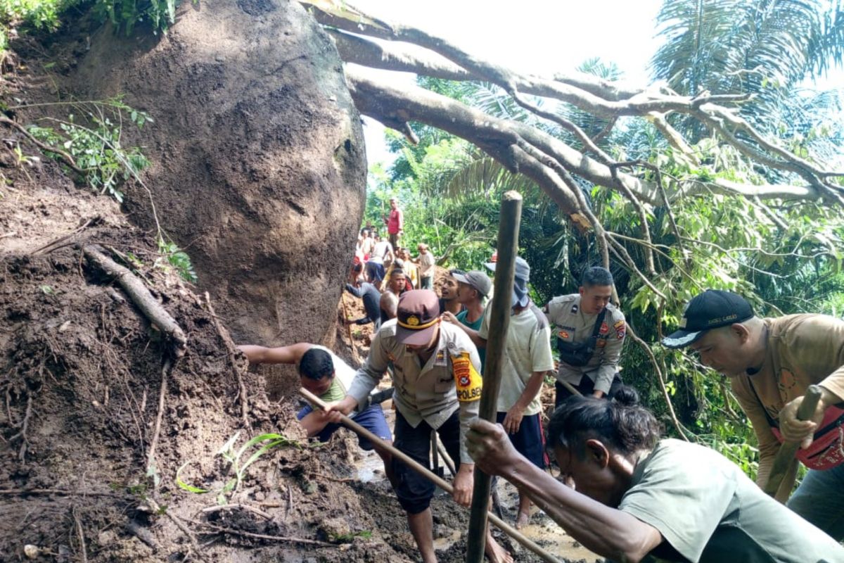 Polisi dan warga bersihkan material longsor di Manggarai Barat