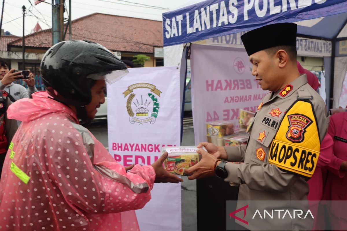 Polres Sukabumi Kota bersama Bhayangkari bagikan paket sembako kepada warga