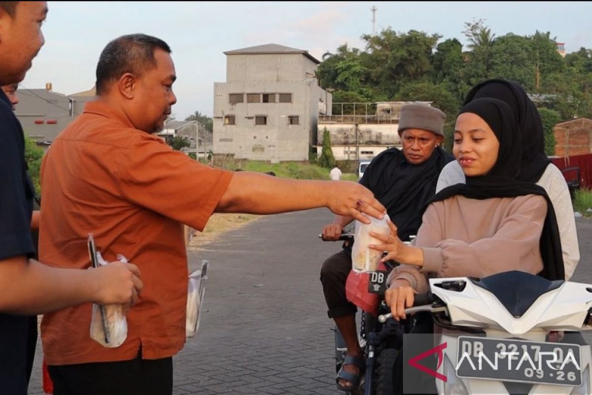 BPJAMSOSTEK bagikan takjil  gratis ke pengguna jalan di Manado