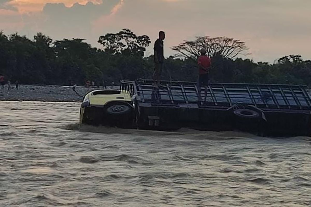 Satu unit truk pembawa beras terjebak dalam sungai di Kupang