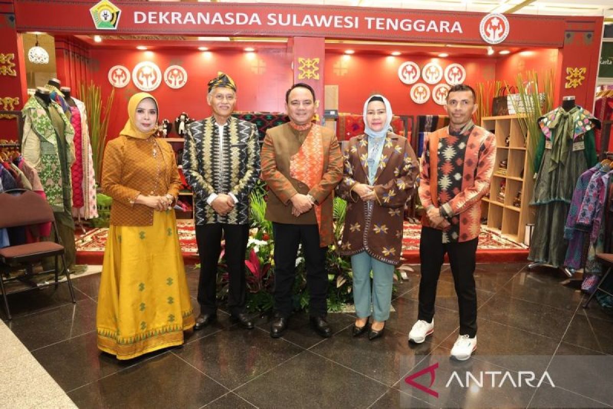 Gubernur apresiasi tenun Sultra tampil di Indonesia Fashion Week 2024