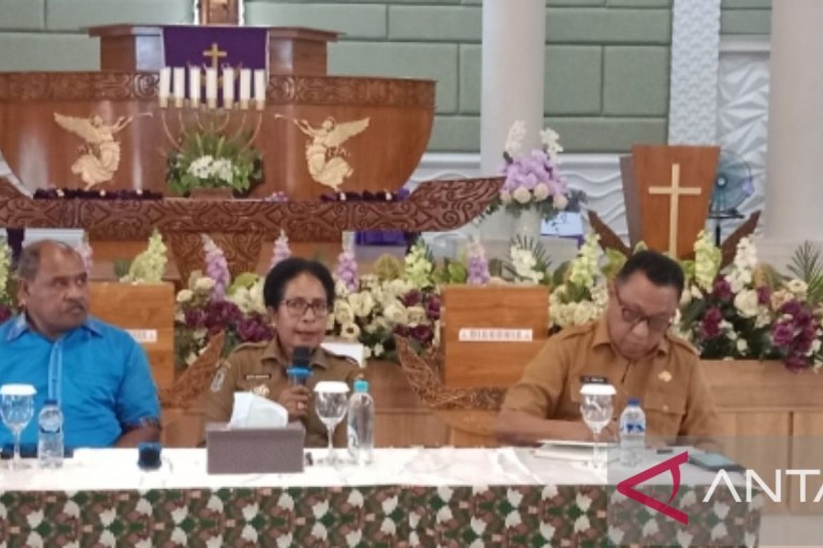 Pj Bupati Biak Sofia ajak warga perkuat toleransi beragama selama Paskah