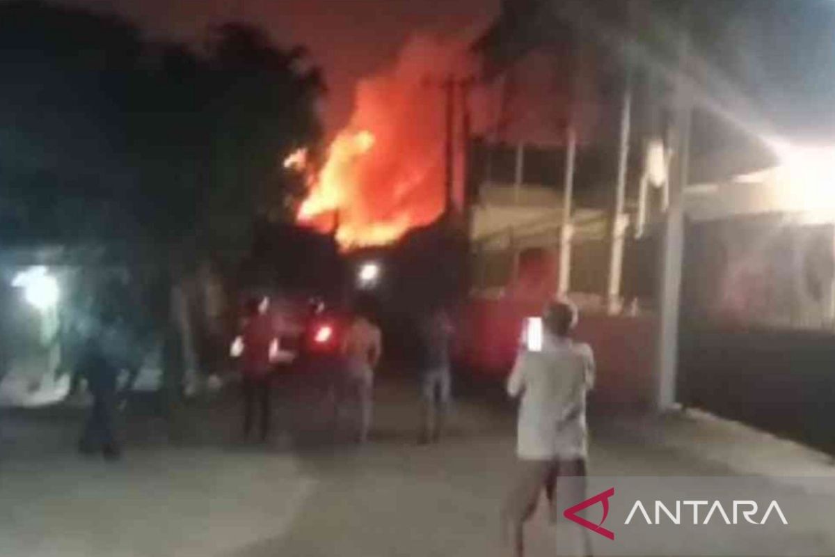 Gudang Amunisi Armed TNI terbakar, damkar Bekasi kirim bantuan