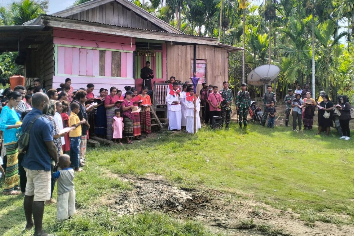 Satgas Yonif 122/TS amankan perayaan Paskah di Kampung Pitewi Papua