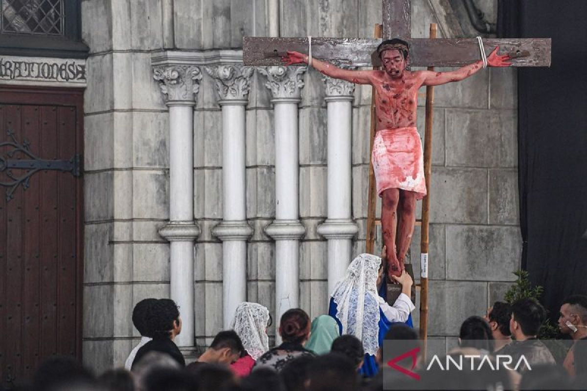 Ratusan Jemaat Ikuti Prosesi Jalan Salib Jumat Agung Di Katedral ...