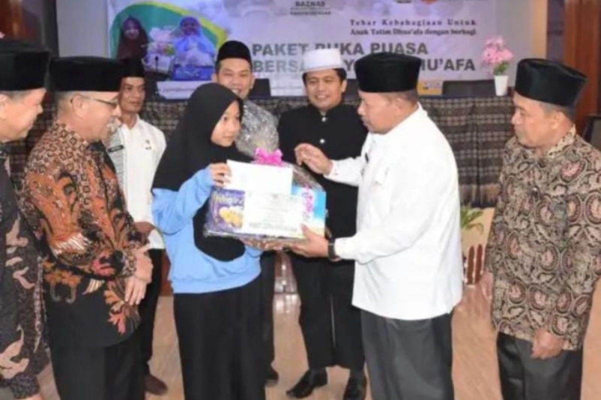 Baznas Agam salurkan paket ceria Ramadhan bagi puluhan anak yatim