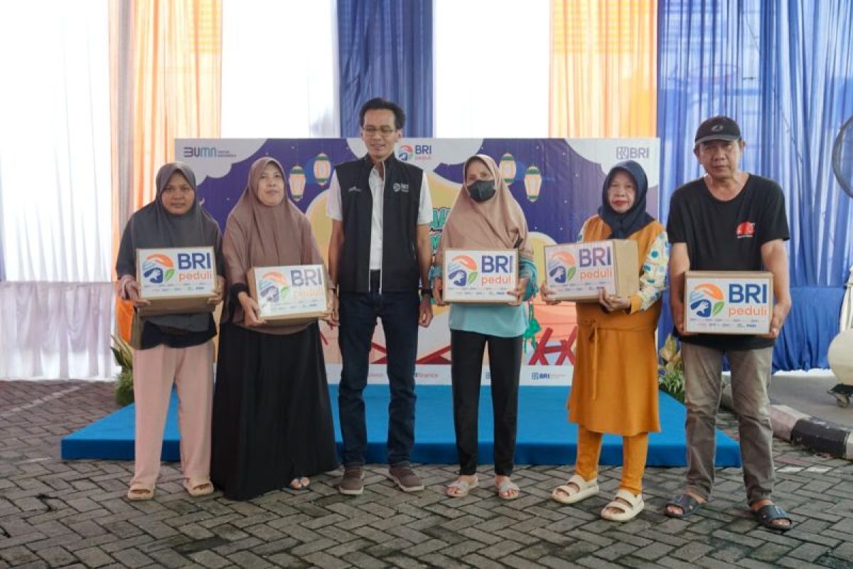 BRI RO Bandar Lampung bagikan bantuan 1.500 paket sembako untuk masyarakat sekitar