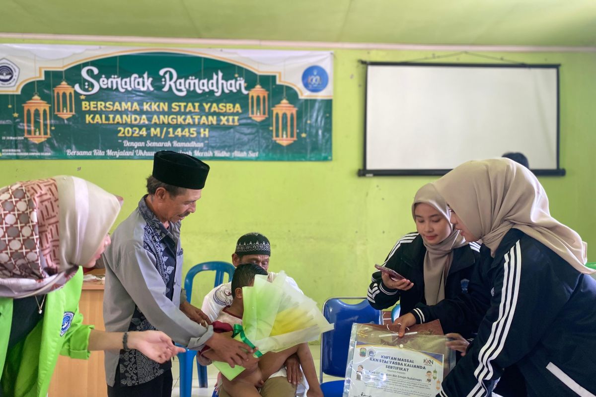 Mahasiswa KKN STAI Yasba gelar sunat massal di Lampung Selatan