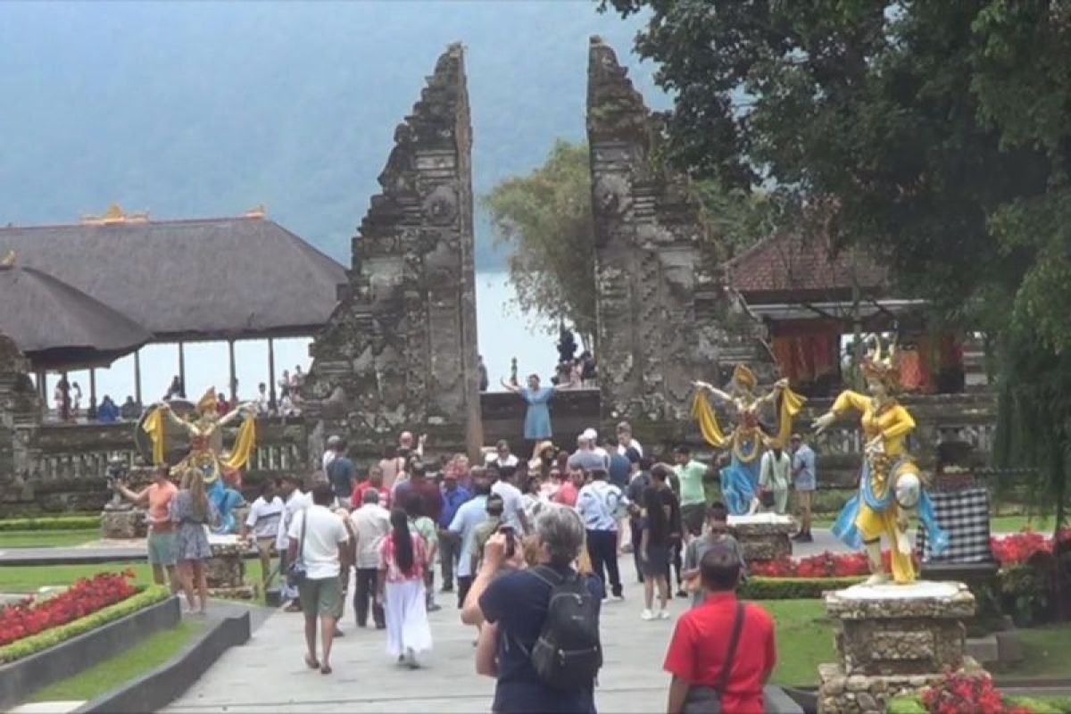 Tanah Lot dan Ulun Danu Beratan Bali ramai dikunjungi wisatawan