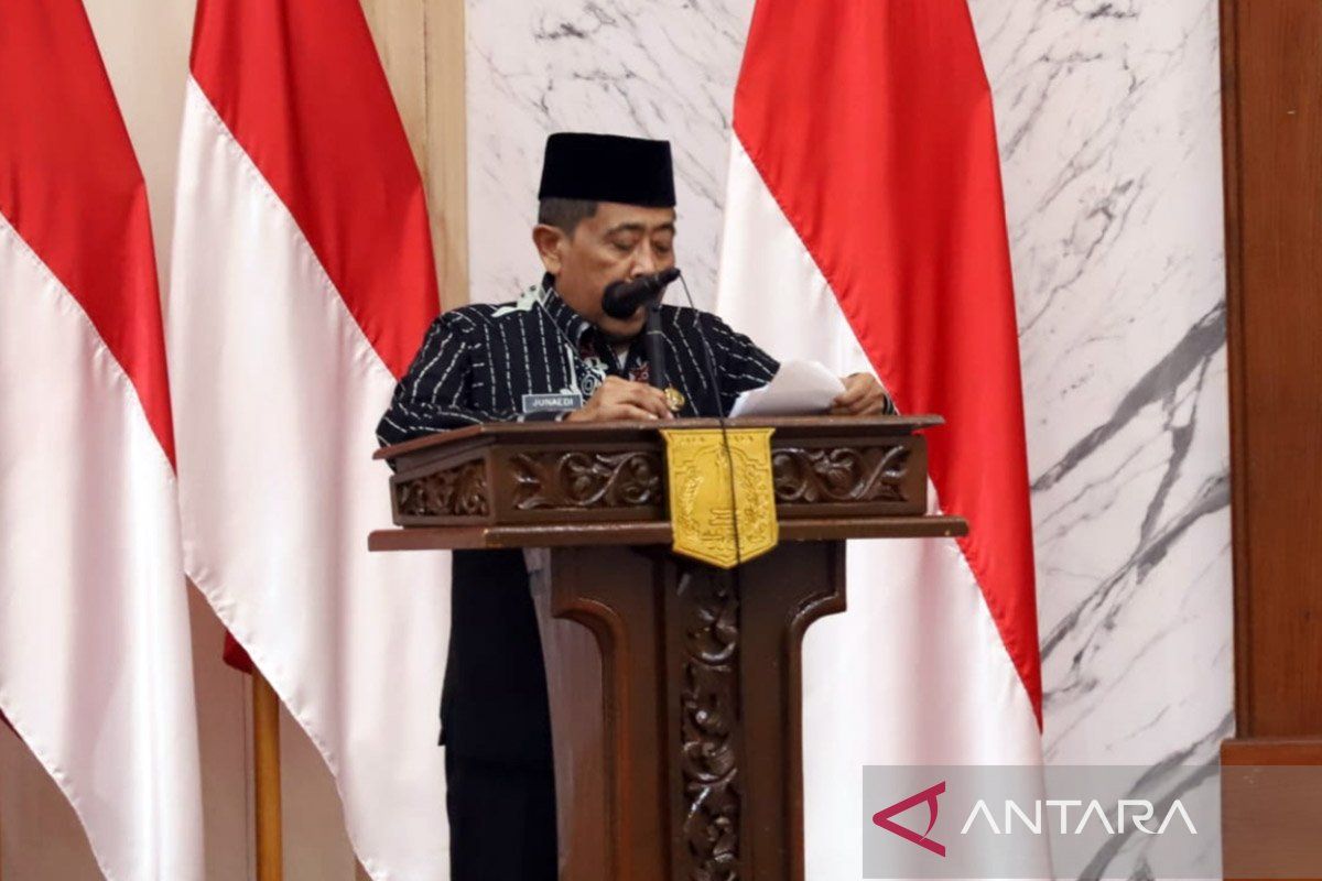 Bupati Kepulauan Seribu bagikan bingkisan kepada warga