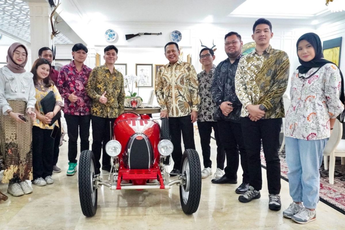 Mahasiswa Indonesia kembangkan mobil listrik, raih pujian