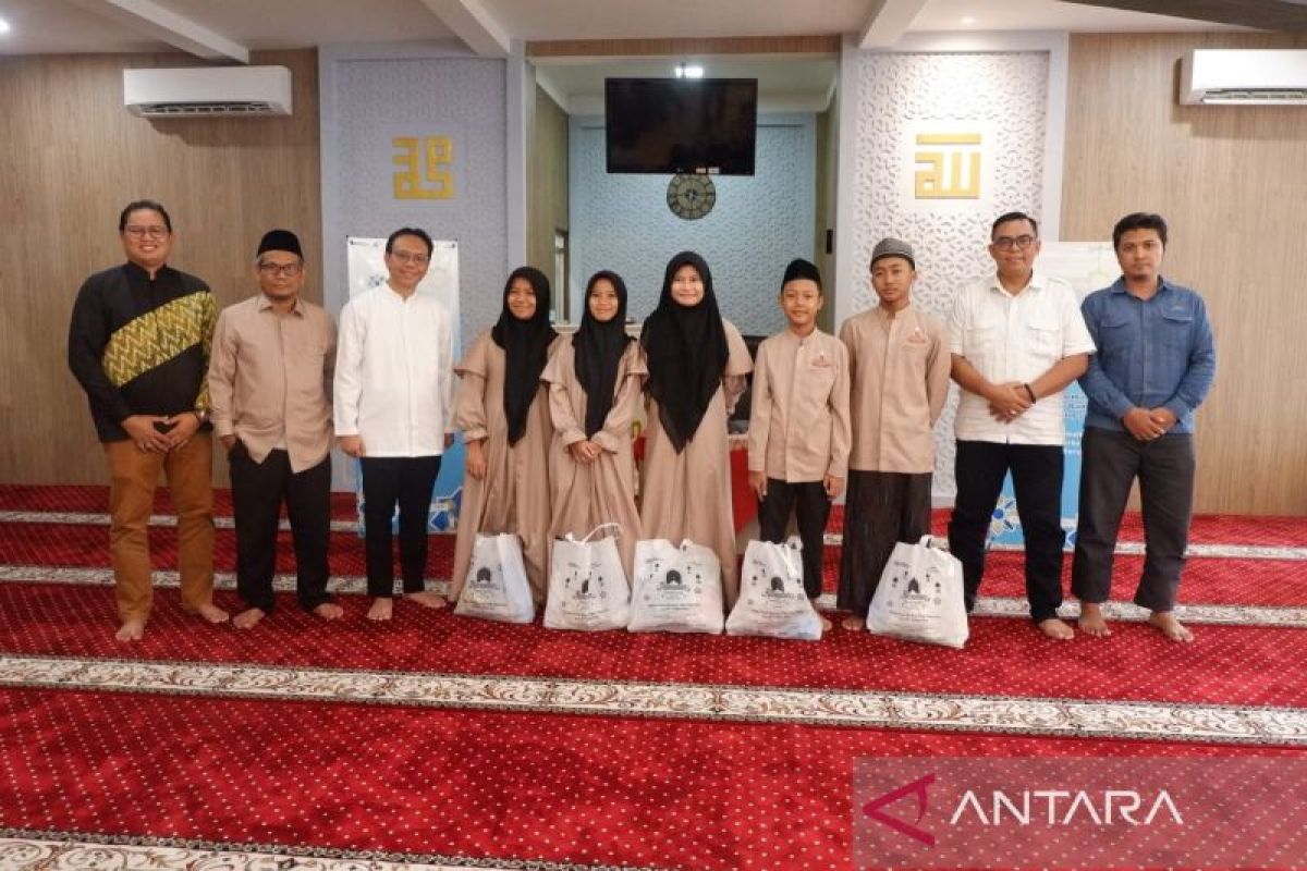 Kimia Farma salurkan bantuan sembako untuk 800 anak yatim dan duafa