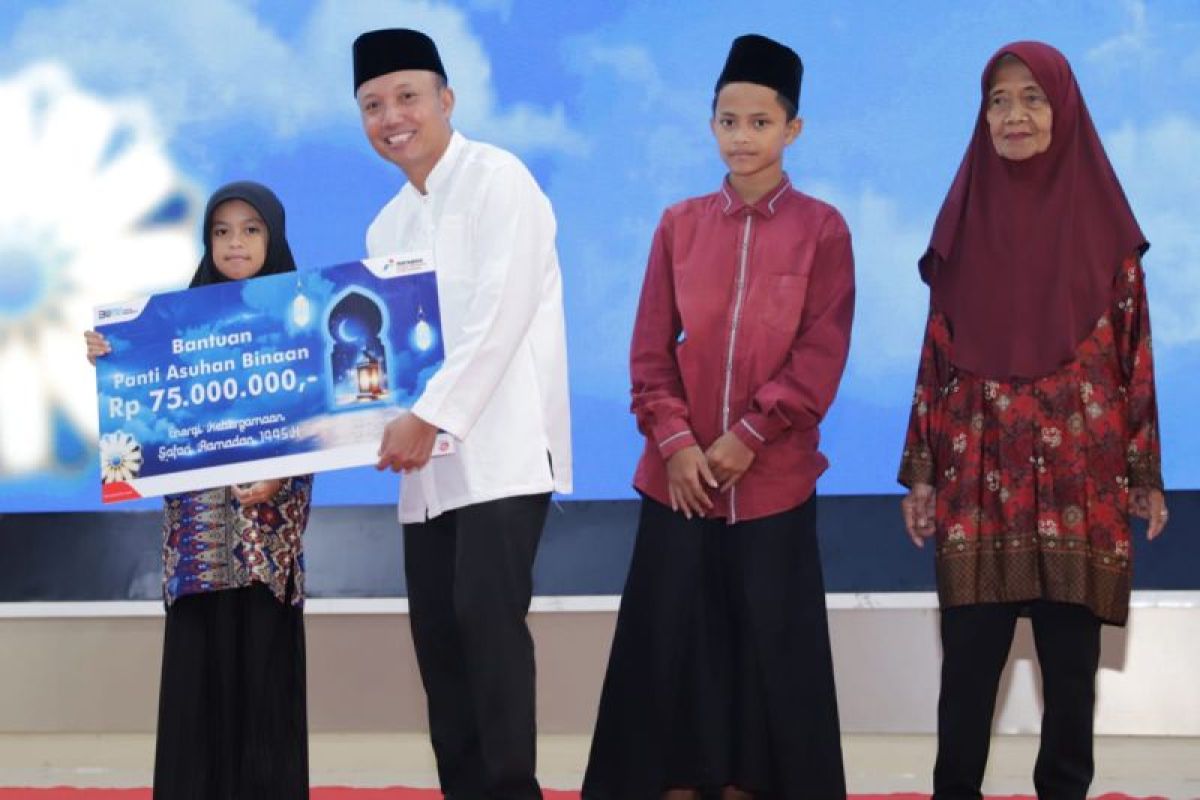 Penyerahan santunan Rp75 juta warna Safari Ramadhan Direksi KPI di Kilang Cilacap