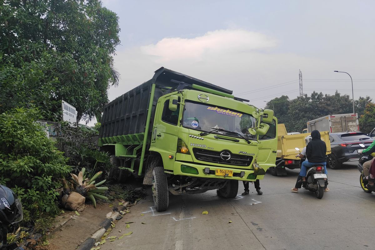 Sebuah truk tabrak tiga kendaraan di Jalan Transyogi Cibubur-Bogor