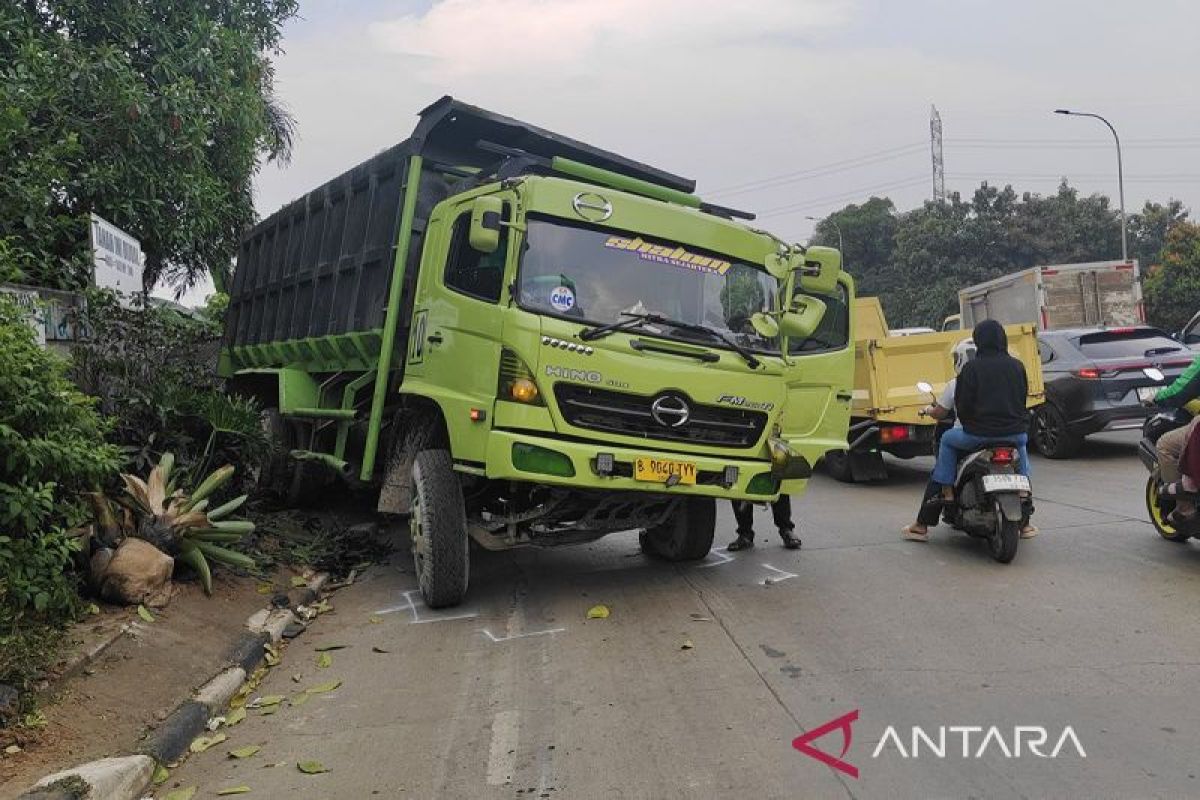 Truk tabrak tiga kendaraan di Jalan Transyogi Cibubur-Bogor