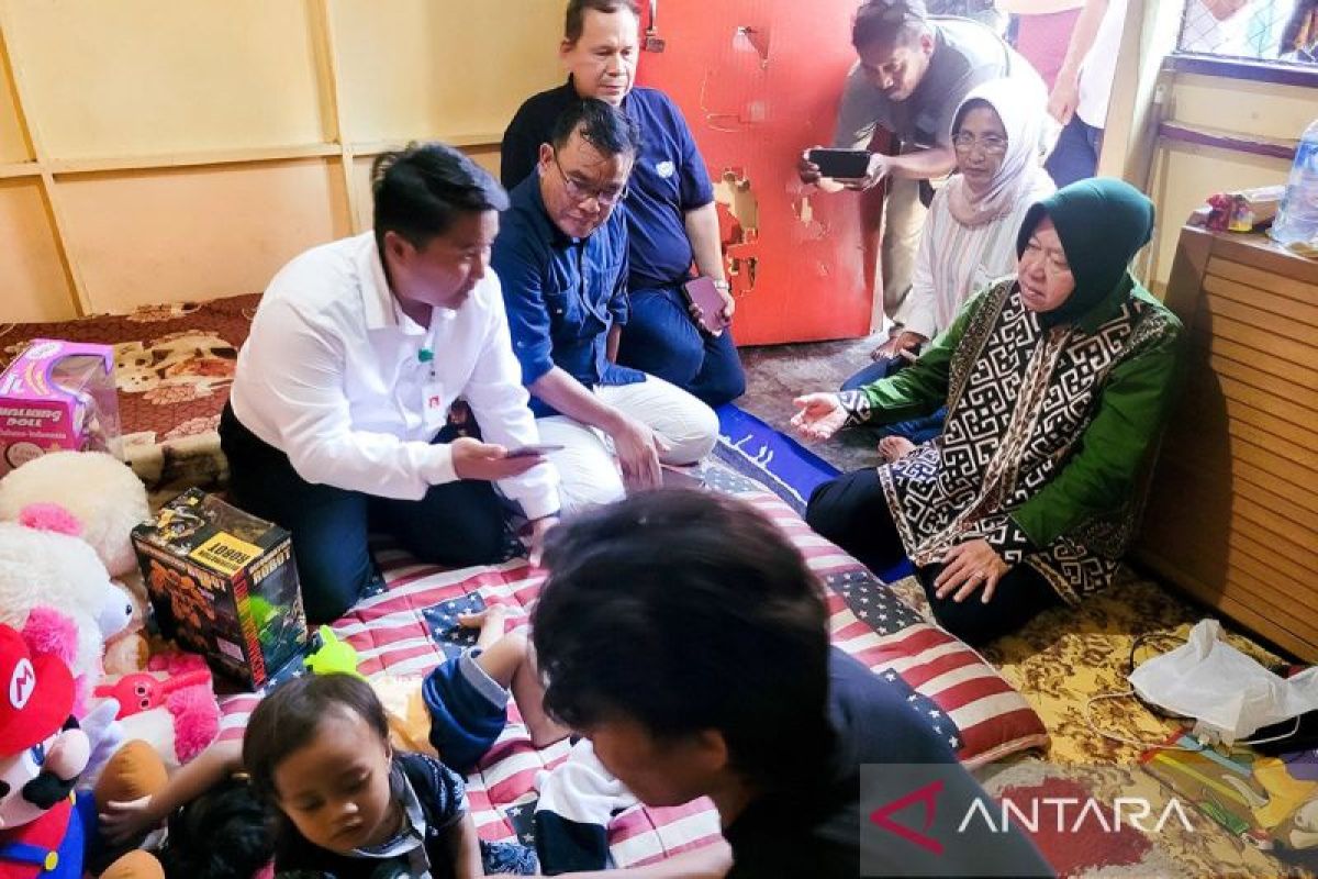 Menteri Sosial Risma kunjungi rumah korban kekerasan anak di Situbondo