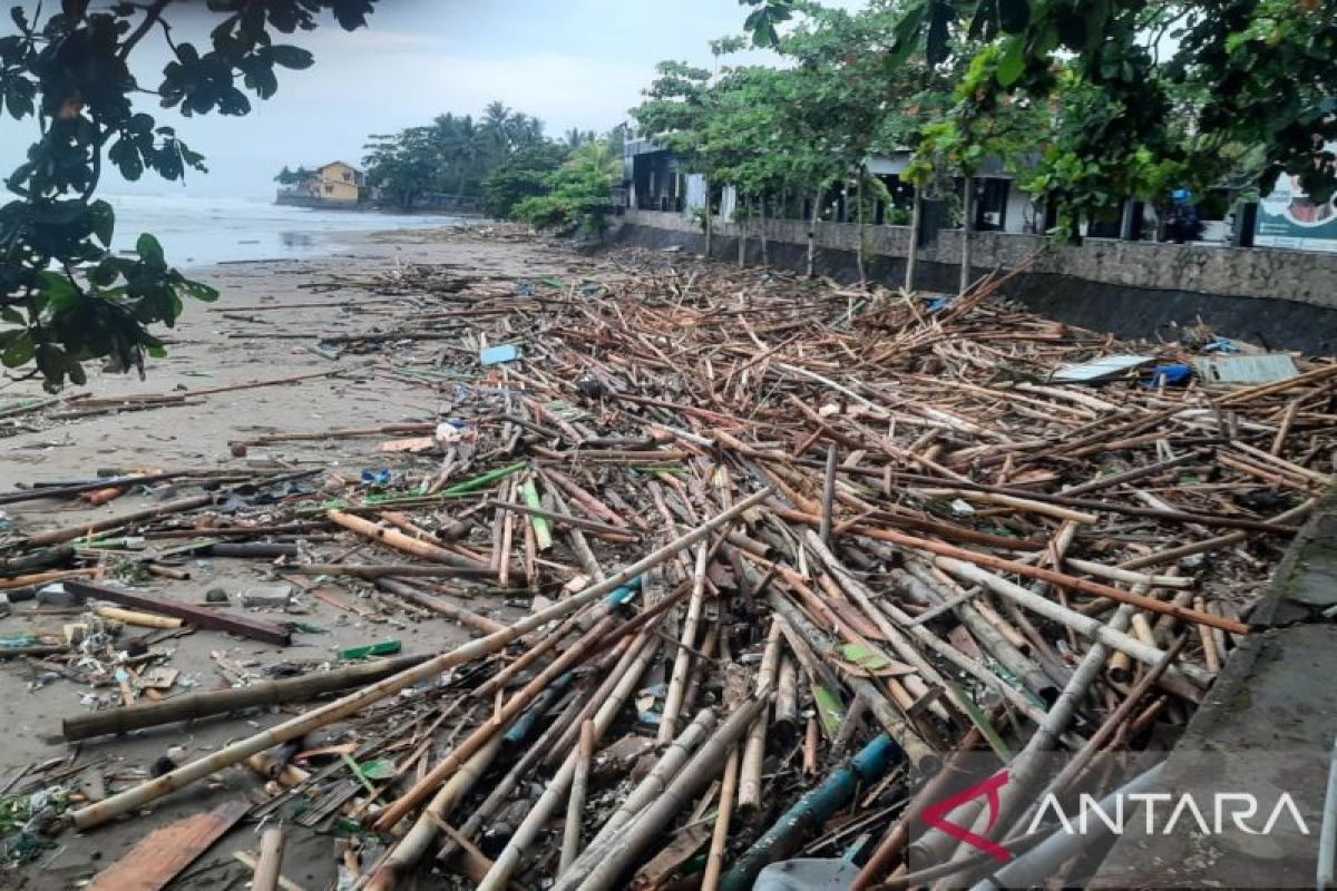 Ratusan nelayan Sukabumi belum bisa melaut pascabanjir rob