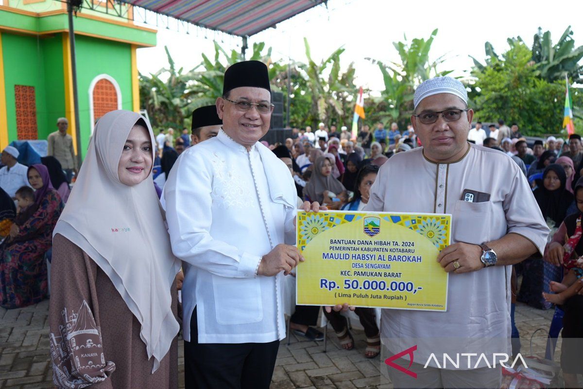 Kotabaru Regent allots social assistance to Pamukan Barat residents