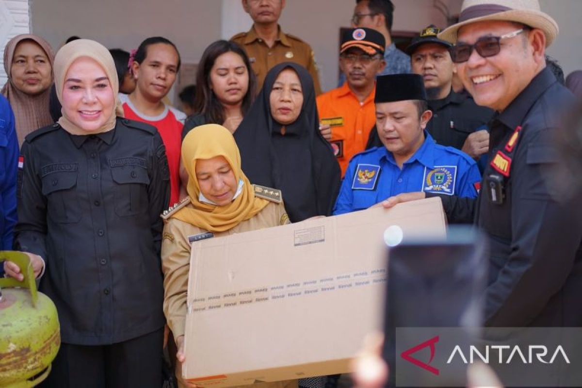 Bupati Solok serahkan bantuan ke korban longsor di Pesisir Selatan