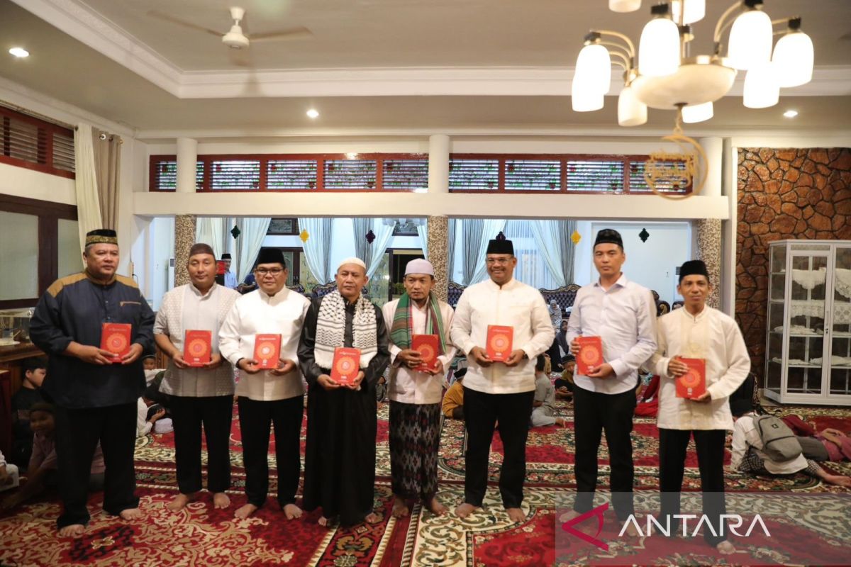 Pj Gubernur Babel serahkan 1.500 Al Quran di Ponpes Bangka