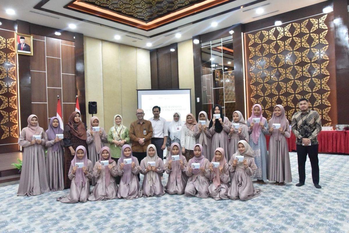 Saat bukber, OJK Riau santuni anak yatim melalui Tabungan SimPel BRK Syariah