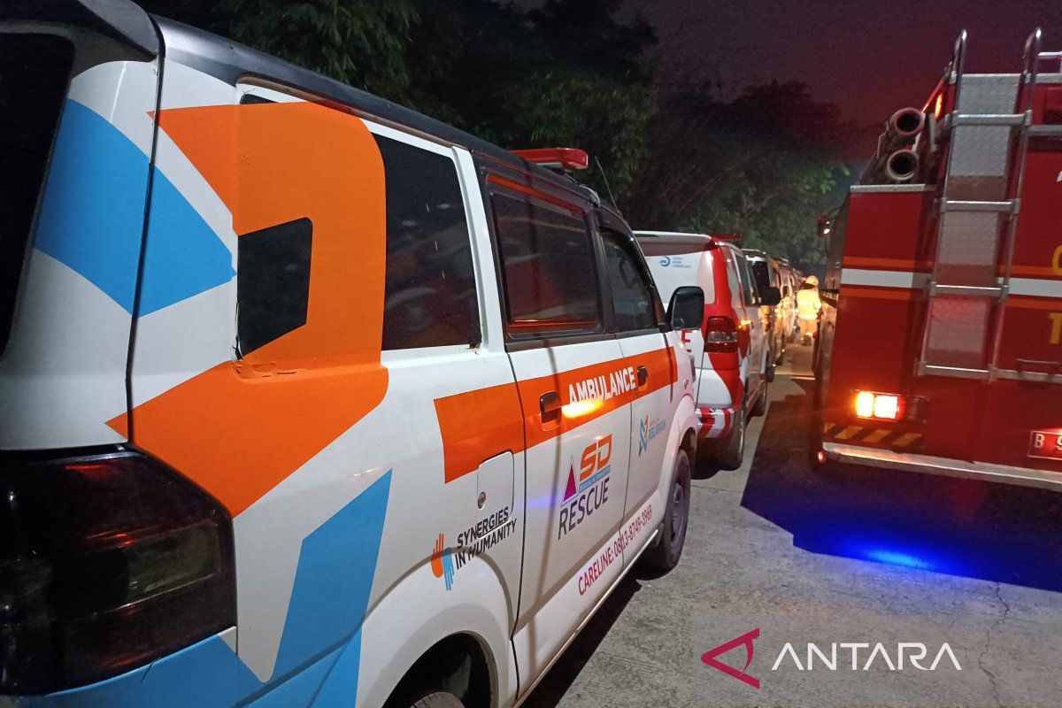 Puluhan ambulans siaga di sekitar lokasi kebakaran gudang amunisi Ciangsana