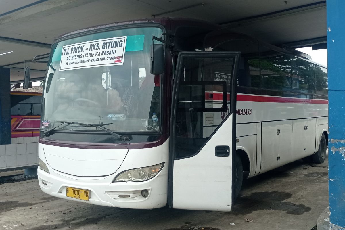 Terminal Bus Mandala Lebak masih lengang dari pemudik