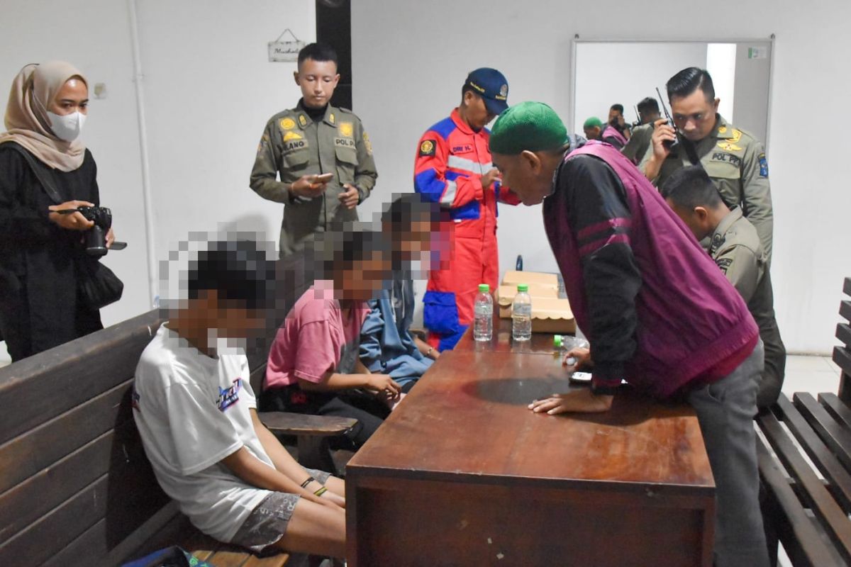 Satpol PP Surabaya gerebek tiga remaja pesta miras di tempat pemakaman