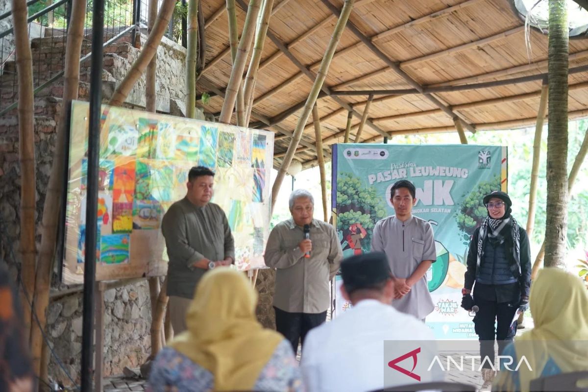 Keberadaan Pasar Leuweung yang baru diresmikan untuk bantu perekonomian petani hutan