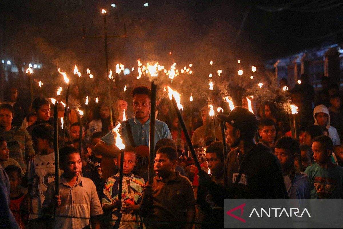 Pawai Obor Sambut Fajar Paskah Peringati Hari Kemenangan Yesus Kristus Di Manokwari Antara News 2009