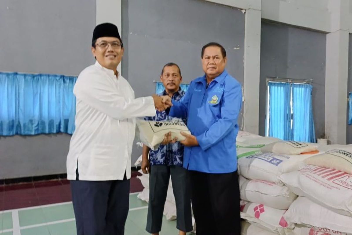 SBI bagikan 3.666 paket  beras dan santuni anak yatim di Cilacap