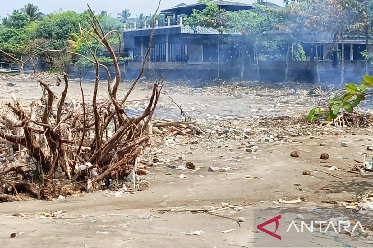 DLH Sukabumi kerahkan petugas untuk tangani sampah pascabanjir rob