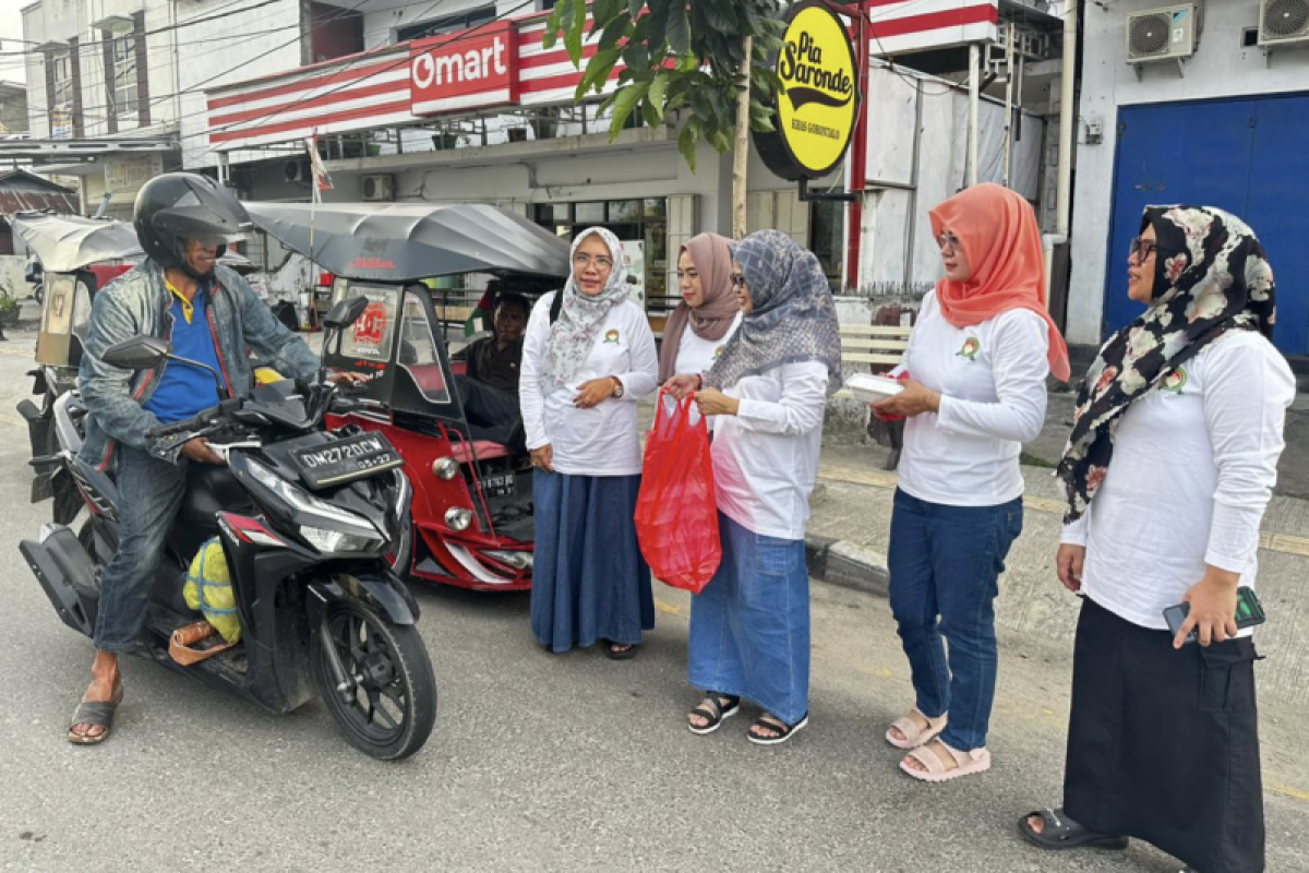 ASN dan DWP Kominfotik Gorontalo bagi-bagi takjil