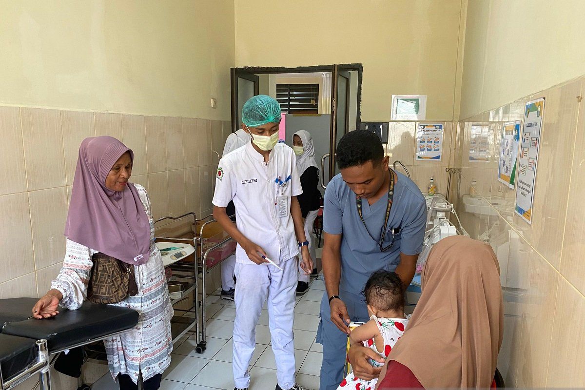 Bidokkes Polda Maluku tangani bayi terdampak gas air mata saat bentrok di Batumerah