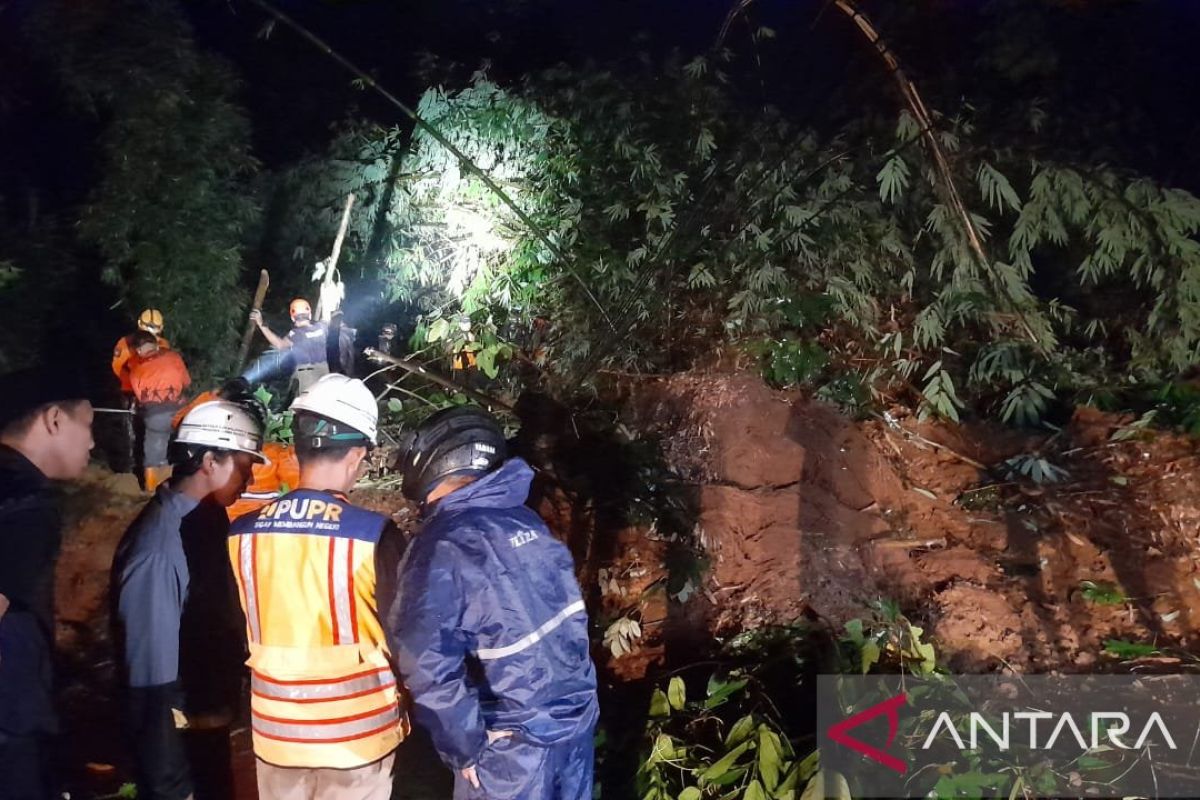 Cuaca buruk picu tebing longsor, tutup jalan penghubung Sukabumi-Bogor