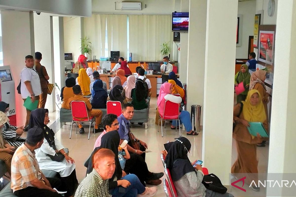 Warga Gorontalo antusias lakukan penukaran uang pecahan baru di BSG