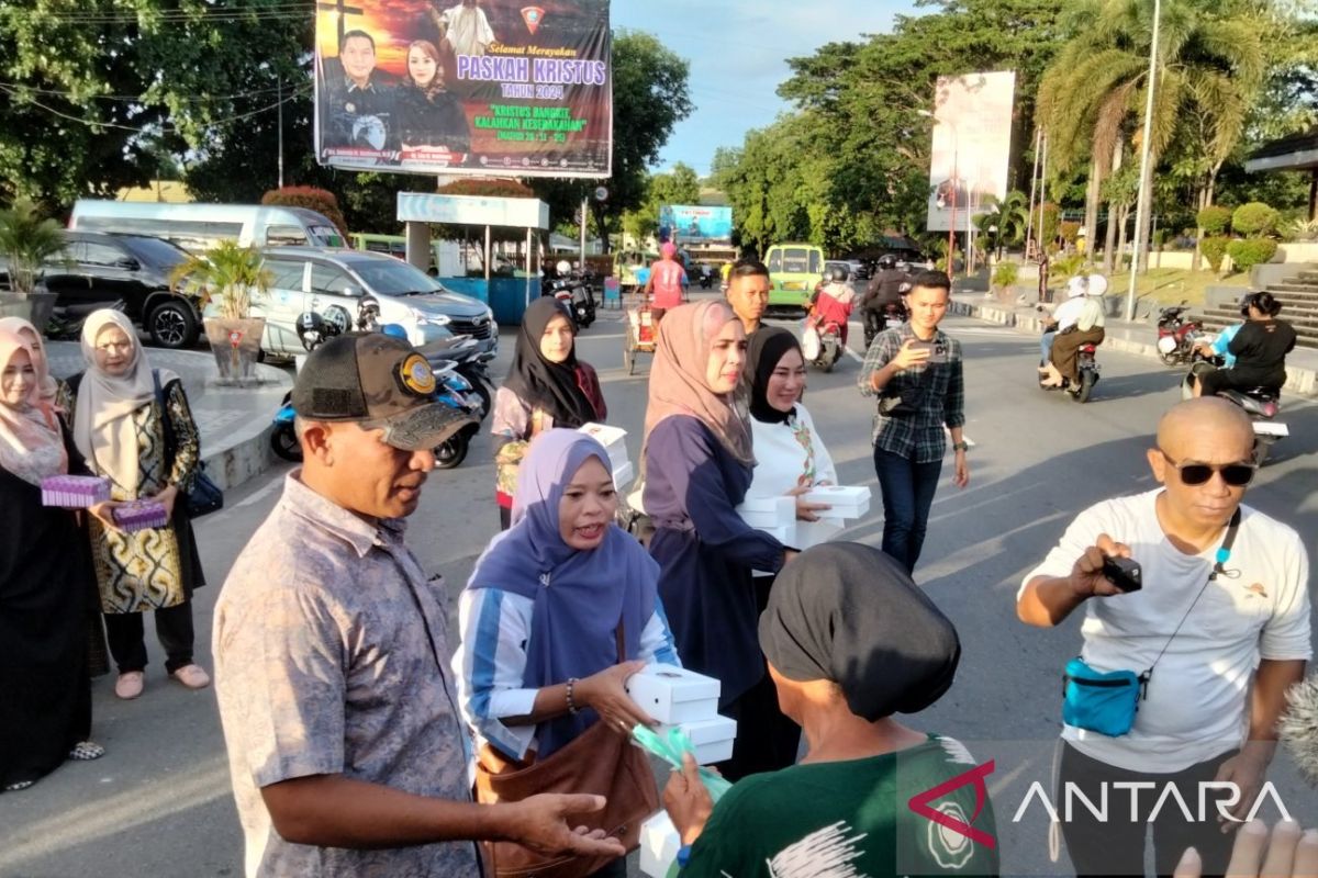 Lantamal IX bersama ojol berbagi takjil gratis di Kota Ambon