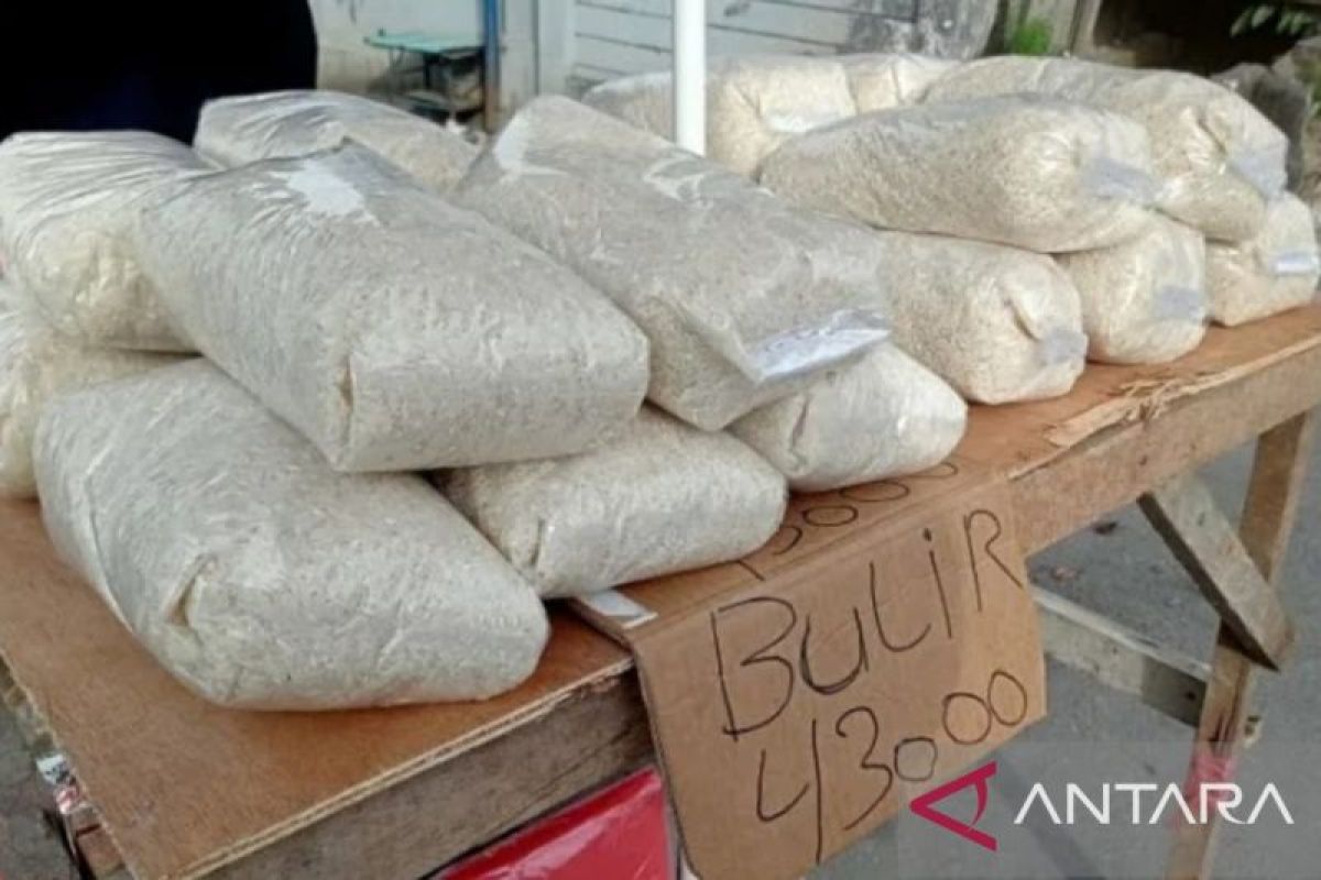 Penjual beras zakat mulai bermunculan di Ambon jelang Idul Fitri 2024