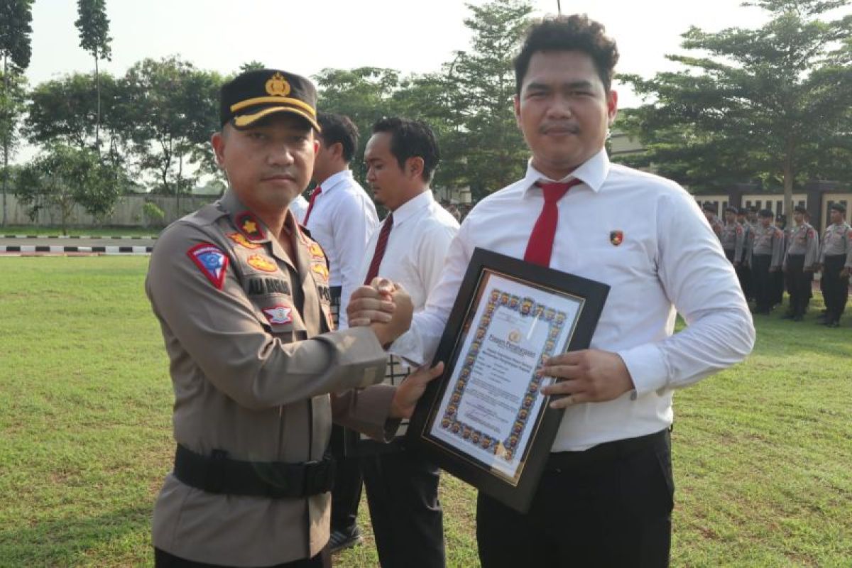 Kapolres Serang berikan penghargaan pada personel berprestasi