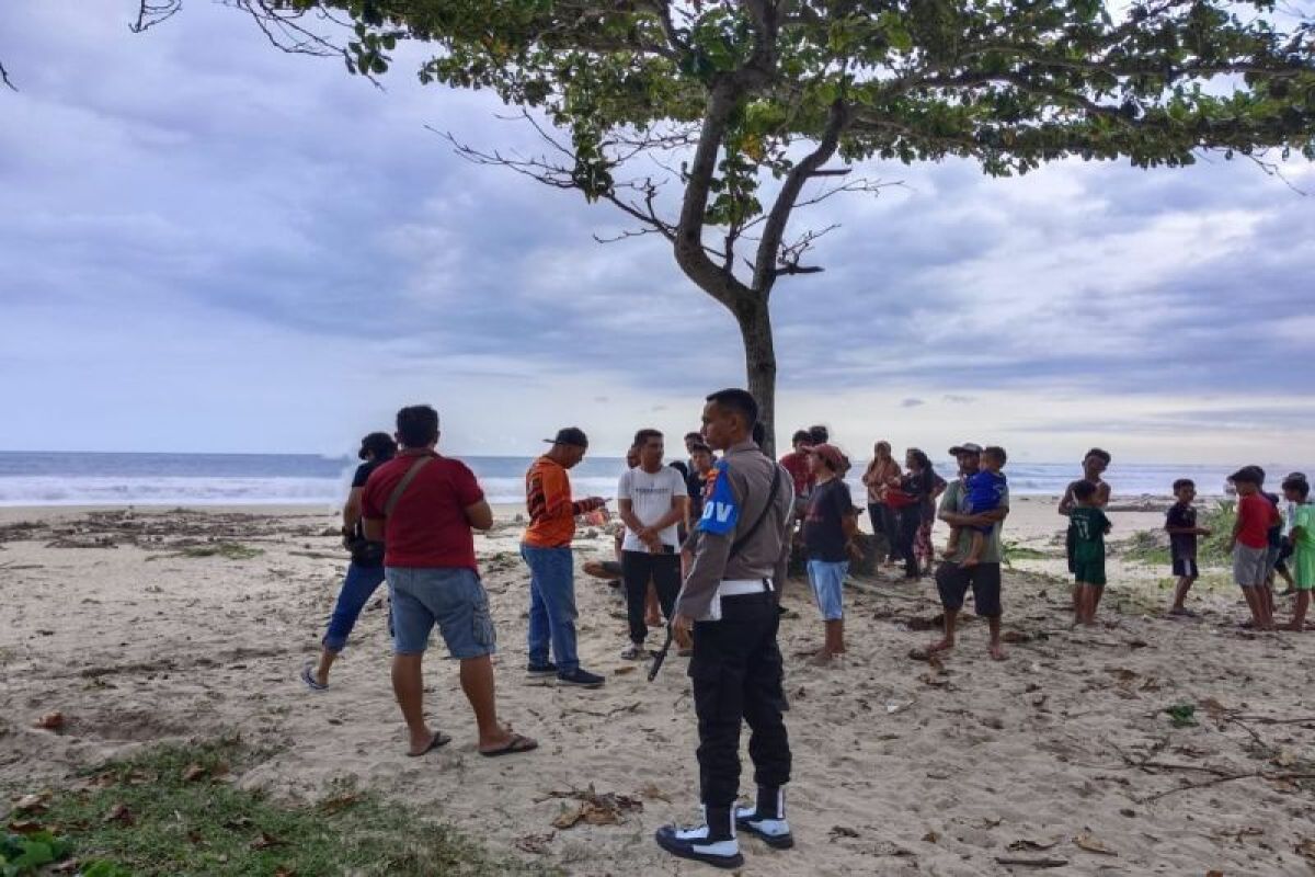 Polisi cari korban tenggelam di pantaiPesisir Barat Lampung