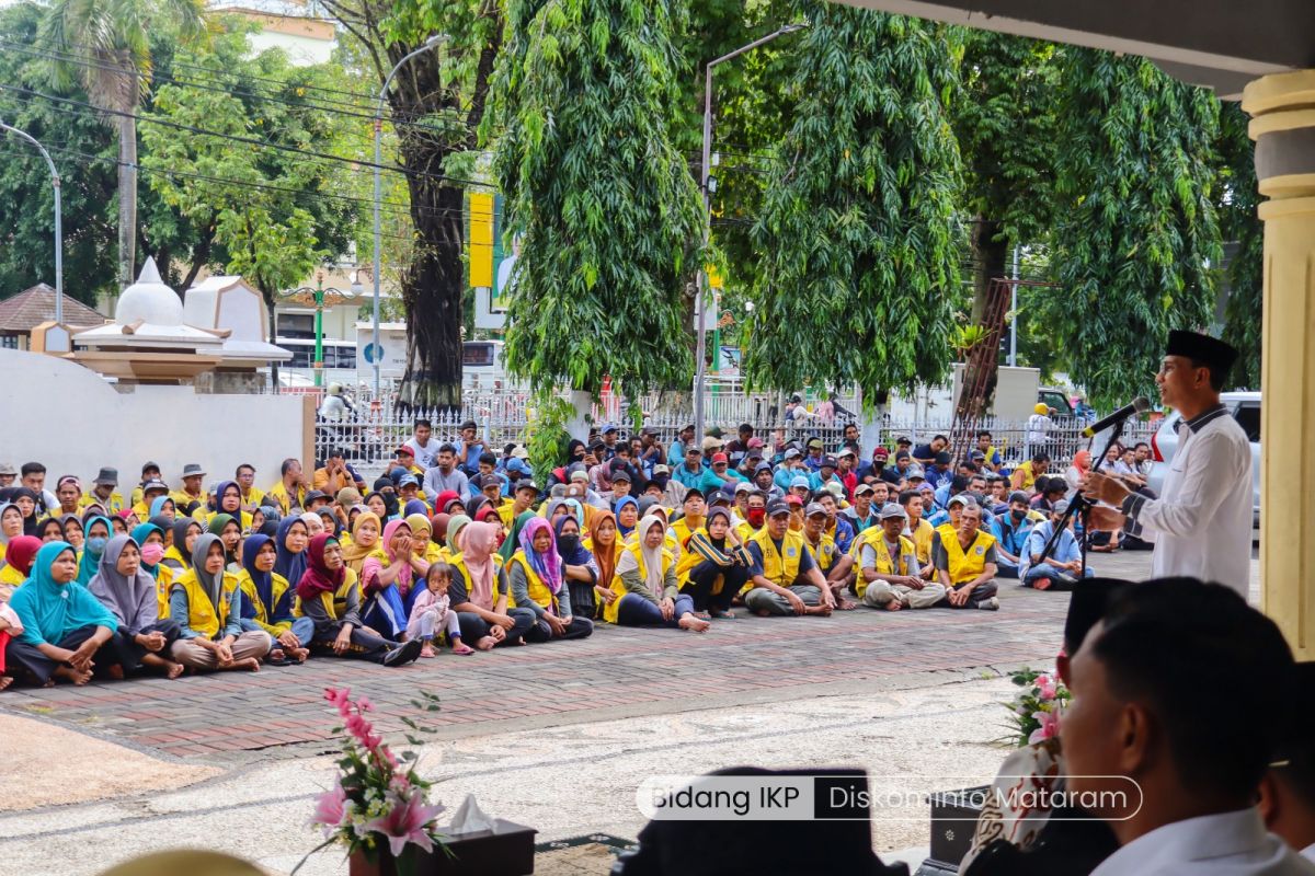 Pemkot Mataram salurkan 12.000 paket santunan Idul Fitri 1445 Hijriyah