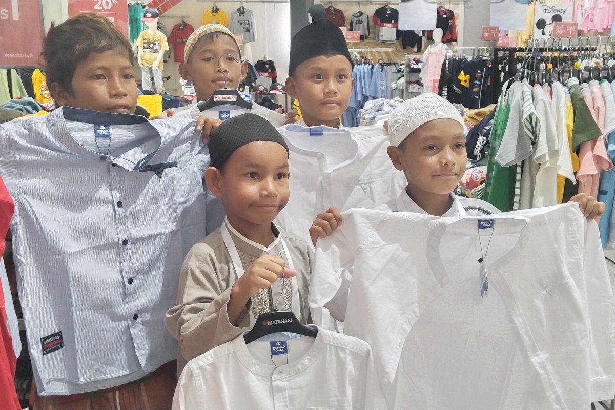 Pertamina ajak puluhan anak yatim di Ambon belanja baju lebaran