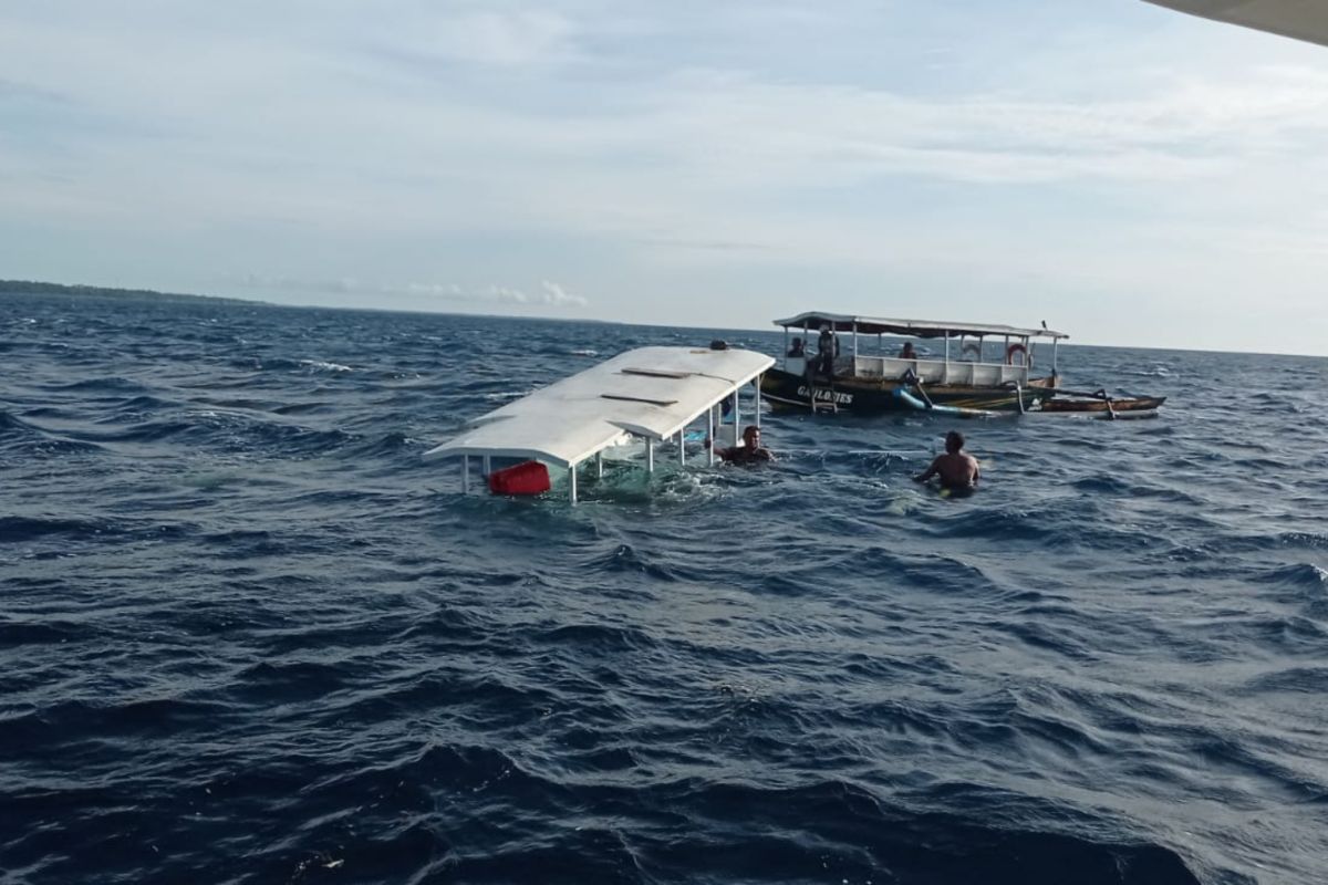 Diterjang ombak besar, 5 pemancing terdampar di Gili Petaga Lombok